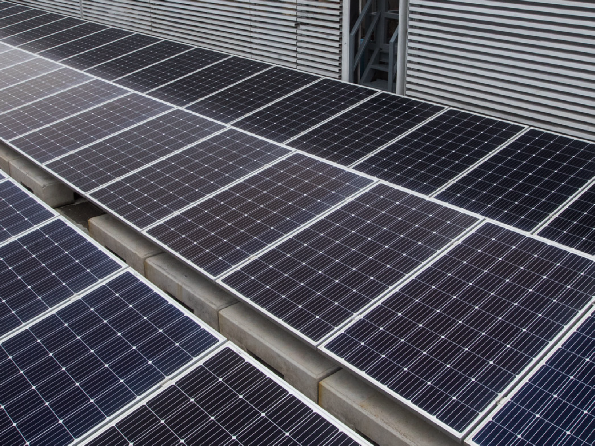 超級一號貨站天台設置面積達1,600平方米的太陽能板